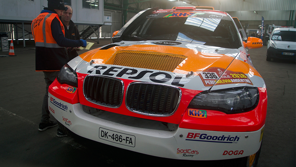 coche Repsol dakar en el puerto