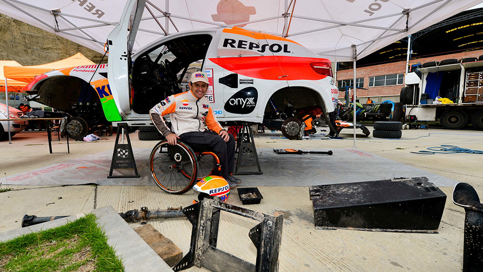 Isidre Esteve junto a su Sodicar BV6 en una asistencia del dakar 2018
