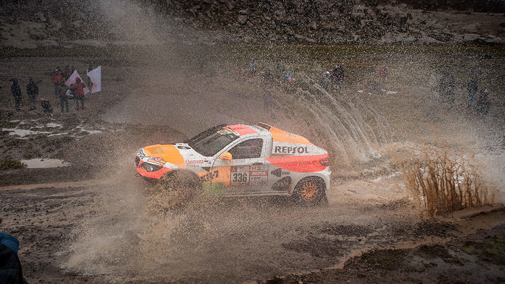 Isidre esteve en el Sodicar BV6 pasando por una zona encharcada durante el Dakar 2018 con esepctadores al fondo