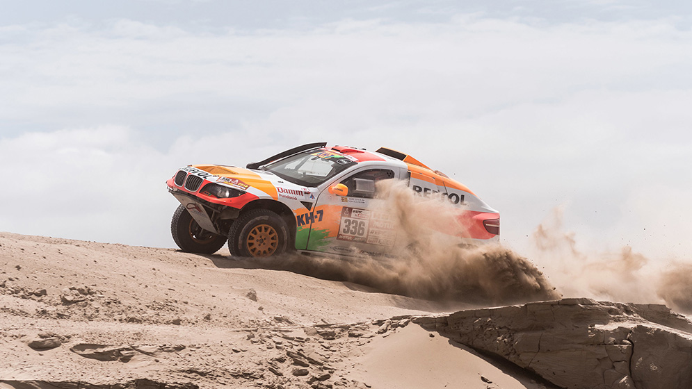 Isidre Esteve pasando por una duna del Dakar 2018