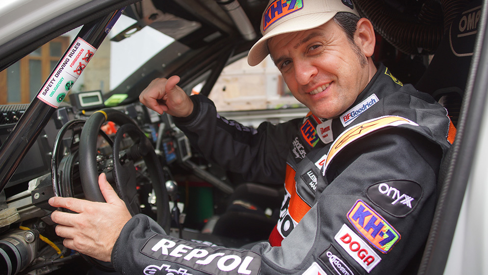 Isidre Esteve asomado por la puerta de su coche en el Dakar 2018