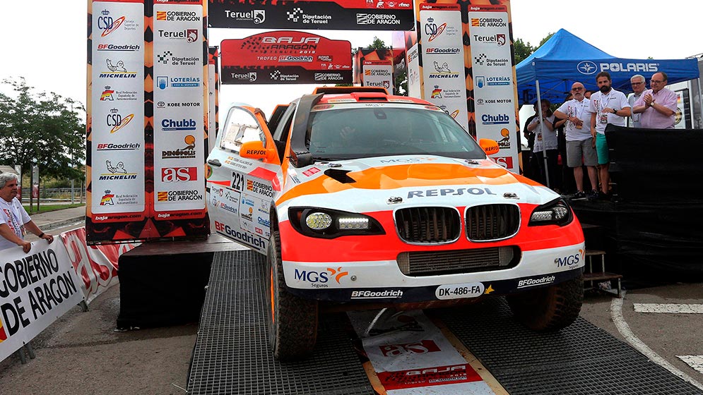 isidre esteve sobre coche dakar en arco banners