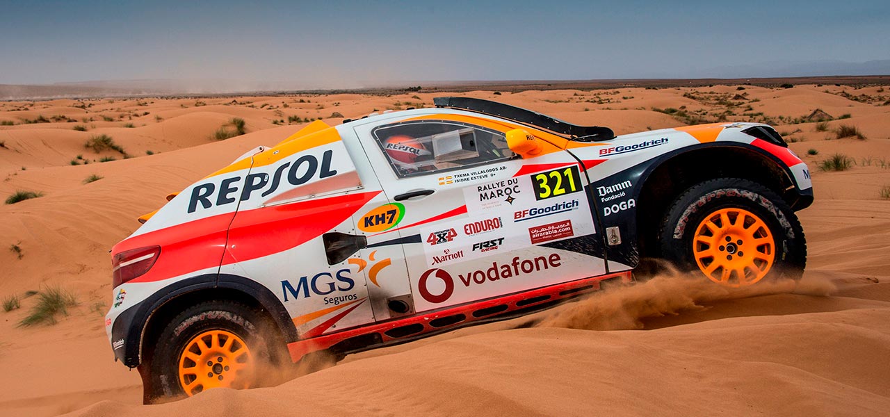 Isidre esteve subiendo dunas en su coche de Rally