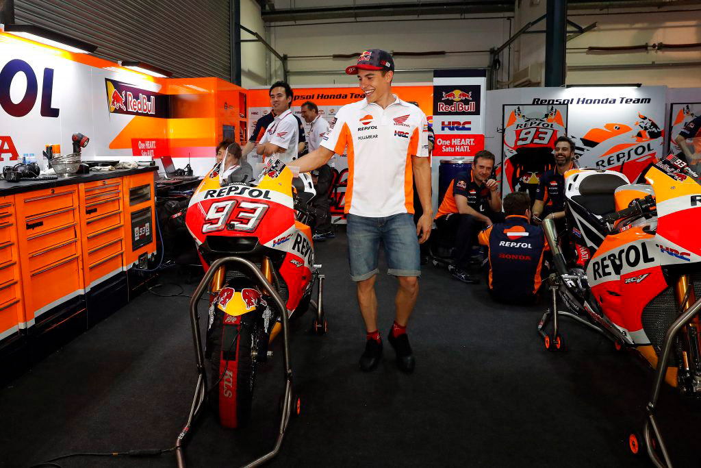 Marc márquez en el box de pie