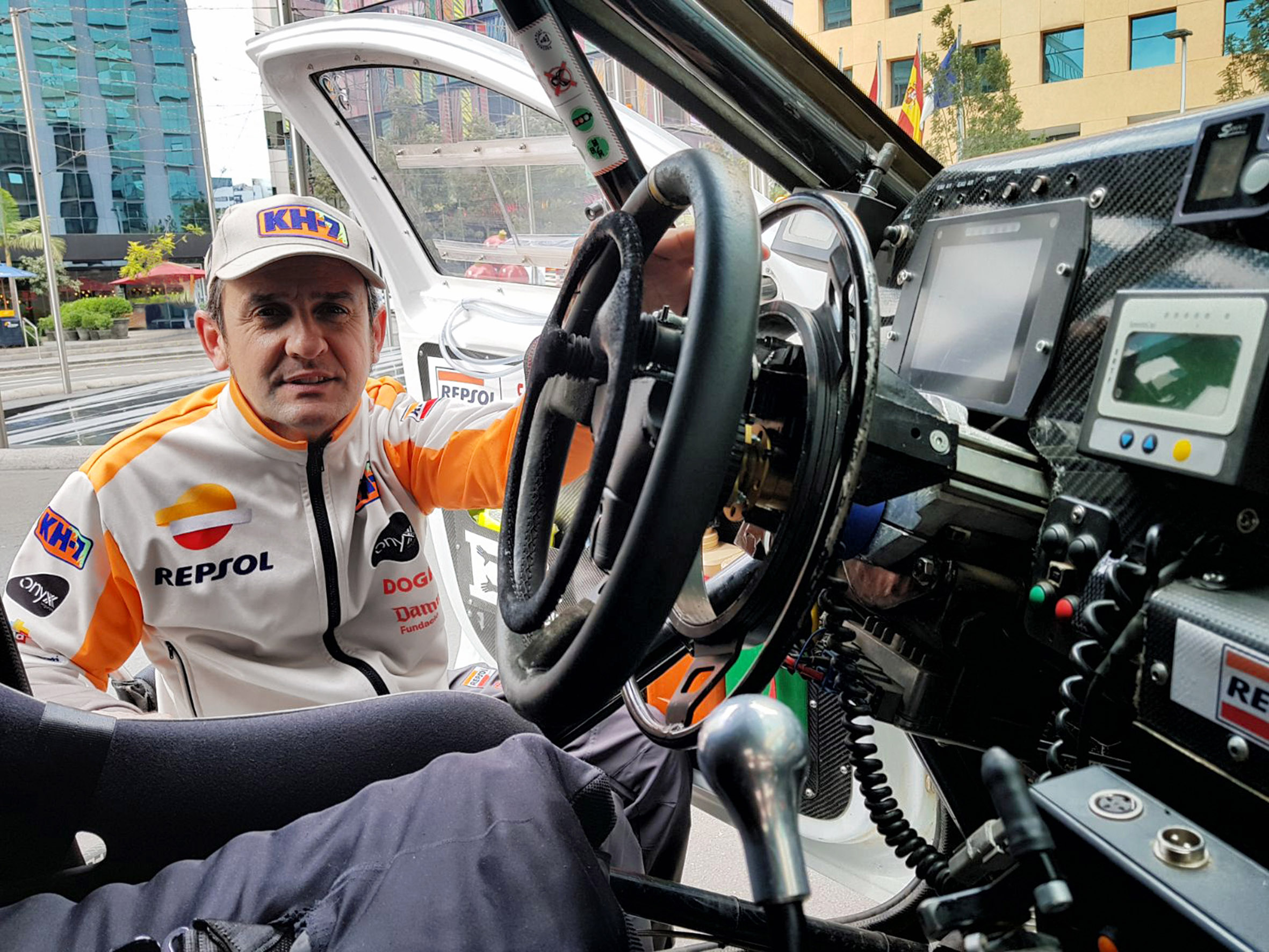 Piloto Repsol Isidre Estevez volante adaptado