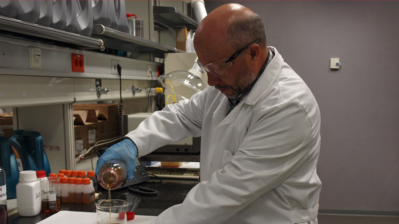 Tomás Pérez en el Repsol Technology Lab creando un lubricante